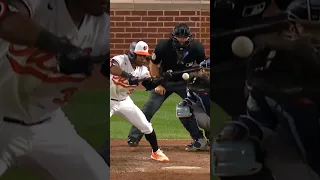 WHAT AN AMAZING BUNT 🤯