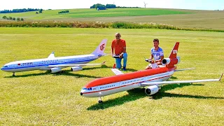 INCREDIBLE !!! 2 HUGE RC AIRLINER A340 & MD11 SCALE MODEL TURBINE JETS / SYNCRO FLIGHT DEMONSTRATION