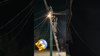 UNA DESCARGA ELÉCTRICA😰😱Efectos de corto de poste de luz