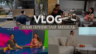 Нам привезли мебель, я организовываю пространство на кухне и даю интервью на ТВ