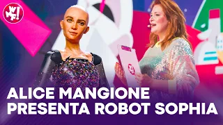 Alice Mangione presenta Robot Sophia - WMF2023