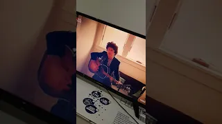 Billie Joe Armstrong play "Wake me up when september ends" #TogetherAtHome