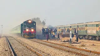 Fareed Express Wait For Hazara Express Crossing & Green Line Express Overtake At Kalanchwala Station