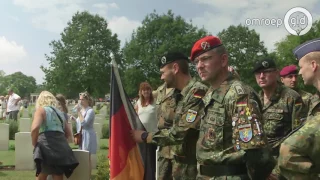 Militairen onttrekken zich aan het feestgedruis van de Vierdaagse om te herdenken