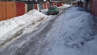 ЗАЗ 968 с двигателем ВАЗ едет по рыхлому снегу. ZAZ 968 with a VAZ engine rides through loose snow.