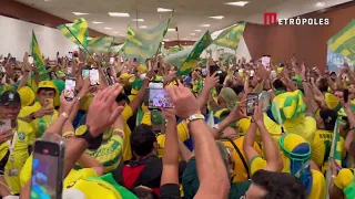Metro do Catar é tomado por torcida brasileira antes da estreia da Seleção