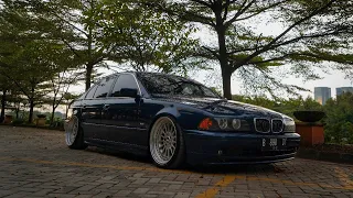 Le Mans Blue BMW 530i E39 on BMW OEM STYLE 32 Three piece wheels