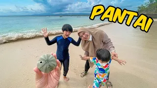 Keluarga Ziyan Main di Pantai