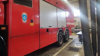 Как пожарные попадают в боевой автомобиль