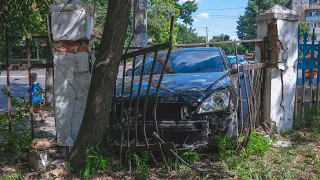 В Днепре на проспекте Гагарина Kia столкнулся с Volvo и влетел в забор общежития