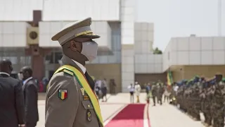 Mali : le colonel Goïta investi président de la transition