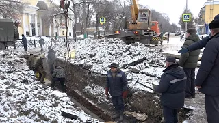 На перекрестке улиц Ленина и Московская производится замена участка теплотрассы.