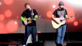 Jason Mraz and Ed Sheeran singing Empire State of Mind