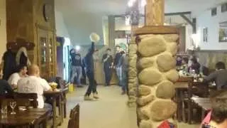 Танцы Грузинов под kavkasiuri balada в Гудаури