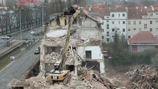 Precyzyjna demolka - rozbiórka budynku w Gdańsku w pobliżu ruchliwej ulicy.