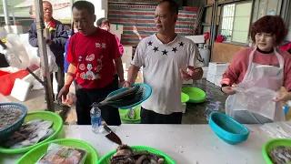 巨無霸的紅甘  壓軸上桌了  台中大雅市場  海鮮叫賣哥阿源  Taiwan seafood auction