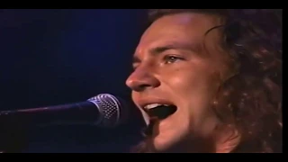 Eddie Vedder / Mike McCready - Masters of War (Bob Dylan Tribute) 10/16/92