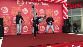 Брейк-данс шоу на праздник