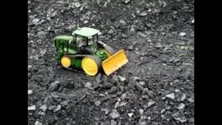 RC John Deere 8360RT Dozing Gravel