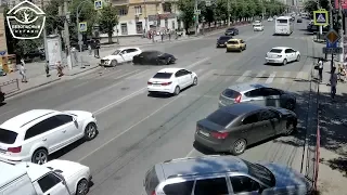 В Волгограде столкнулись "Лада" и "Audi", пострадала водитель иномарки