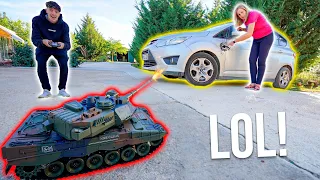 DISPARÉ AL COCHE DE MI MAMÁ CON UN TANQUE RC! **lo siento**