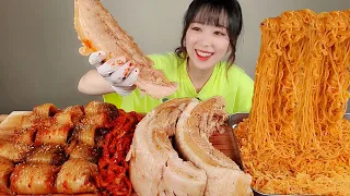 [ENG SUB] WHOLE PIECE OF BOSSAM(BOILED PORK BELLY MEAT) OF 2 KILOS WITH KIMCHI AND DAIKON