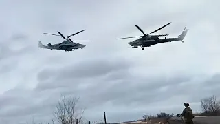 Полет боком двух вертолетов Ка-52 и Ми-28