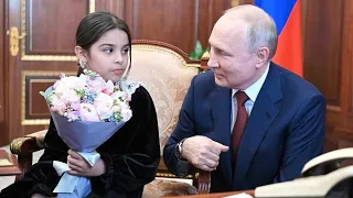 Раисат Акипова из Дербента села в кресло президента России во время встречи с Путиными
