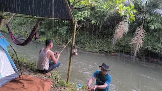 hit by heavy rain, spent the night in a tent cabin by the river, Fhishig slept soundly until morning