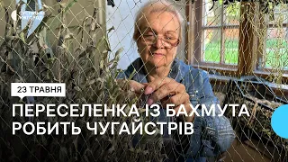 Переселенка Людмила Балицька двічі втікала від війни. Зараз робить чугайстрів для ЗСУ в Мукачеві