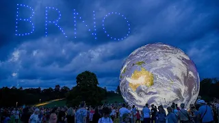 Dronová show v Brně nad Kraví horou, premiérová součást festivalu ohňostrojů Ignis Brunensis.