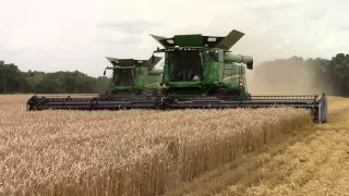 John Deere S690 Combines Harvest Wheat