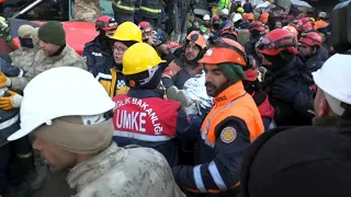 Sechs Tage nach Beben: Frau in der Türkei lebend aus Trümmern geborgen | AFP