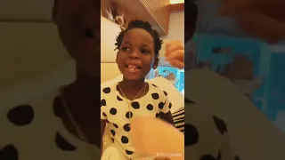 Giovanna Ewbank tirando dente de BLESS