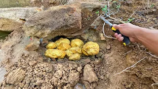 Amazing lucky day! Finding gold rush in river side at mountain-Found a lot of gold treasure.