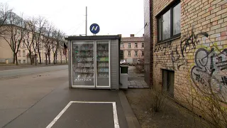 Kāpēc būvvalde atļāva uzcelt kiosku, kas aizsedz daudzstāvu mājas ieejas durvis un logu?