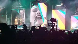 El fan se sabe la coreografia mejor que ellas