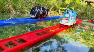 Merakit Mainan Kereta Api Thomas Dan Kereta Api Militer Untuk Balapan