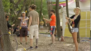 Zsonglőrködés gyakorlása a Szigeten - Tuztancosok.hu honlap