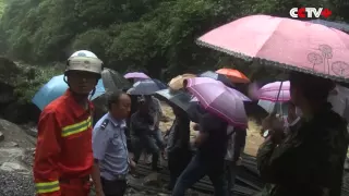 Rainstorm Causes Damages to Scenic Spot, Trapps Workers in SW China