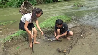 Bushcraft Relaxing - Survival by the beautiful river - Find Food For Survival Episode 06