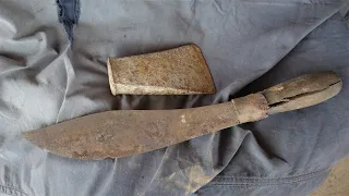 HOW TO MAKE IT LOOK SUPER EASY TO RESTORE A RUSTY 20-YEAR-OLD AXE AND A KUKRI KNIFE