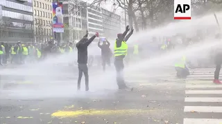 Water cannon used on yellow vest protesters in Belgium