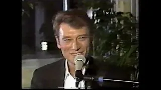 Johnny en interview en Italien et chante "Quelque chose de Tennessee"(30.01.1986)