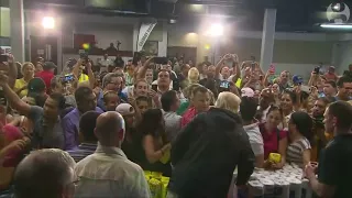 Trump throws paper towels into crowd in Puerto Rico_Трамп разбрасывает гуманитарку /полотенца/