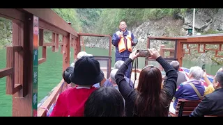 Guide singing on the Mini 3 Gorges tour