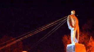 Пам'ятник Леніну в Полтаві звалили в присутності тисяч людей (2)