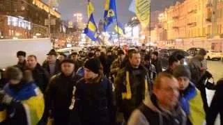 Возвращение Крещатиком колонны протестующих на майдан
