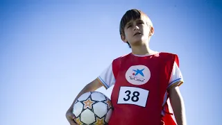 طفل يتيم يقرر اللعب بنادي لكرة القدم فـ حياته تتغير ويصبح اخطر لاعب محترف | Carlitos