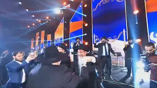 Benny Friedman sings 'Charasho' live at Moscow wedding